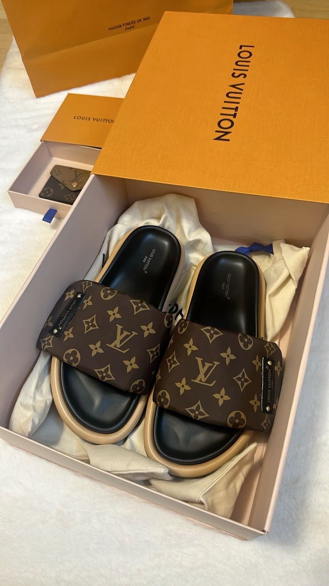 Lv pool pillow Sandles with box-premium